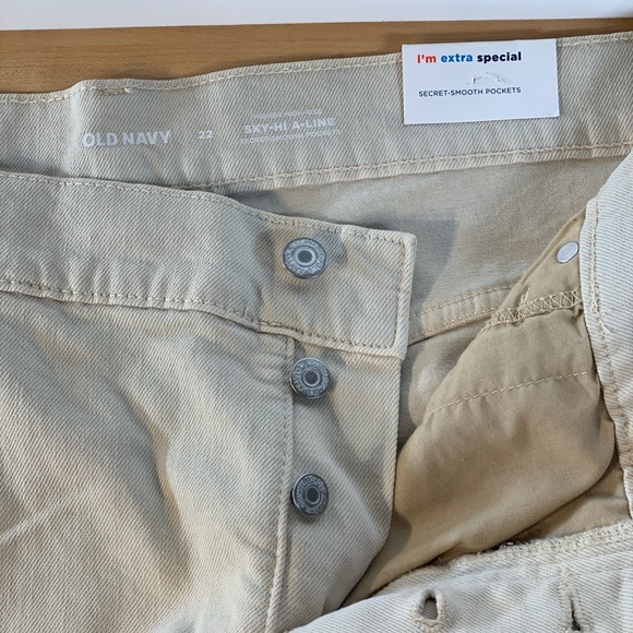 Women’s size 22 Old Navy Ecru‎ colored denim shorts. Sky-High A-Line 3”inseam - Picture 5 of 10